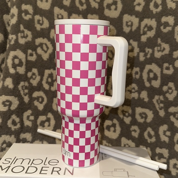 Simple Modern TREK 40oz Tumbler in Bubblegum Checkmate 😍 New 🆕 & Never Used 😍 - Picture 4 of 17